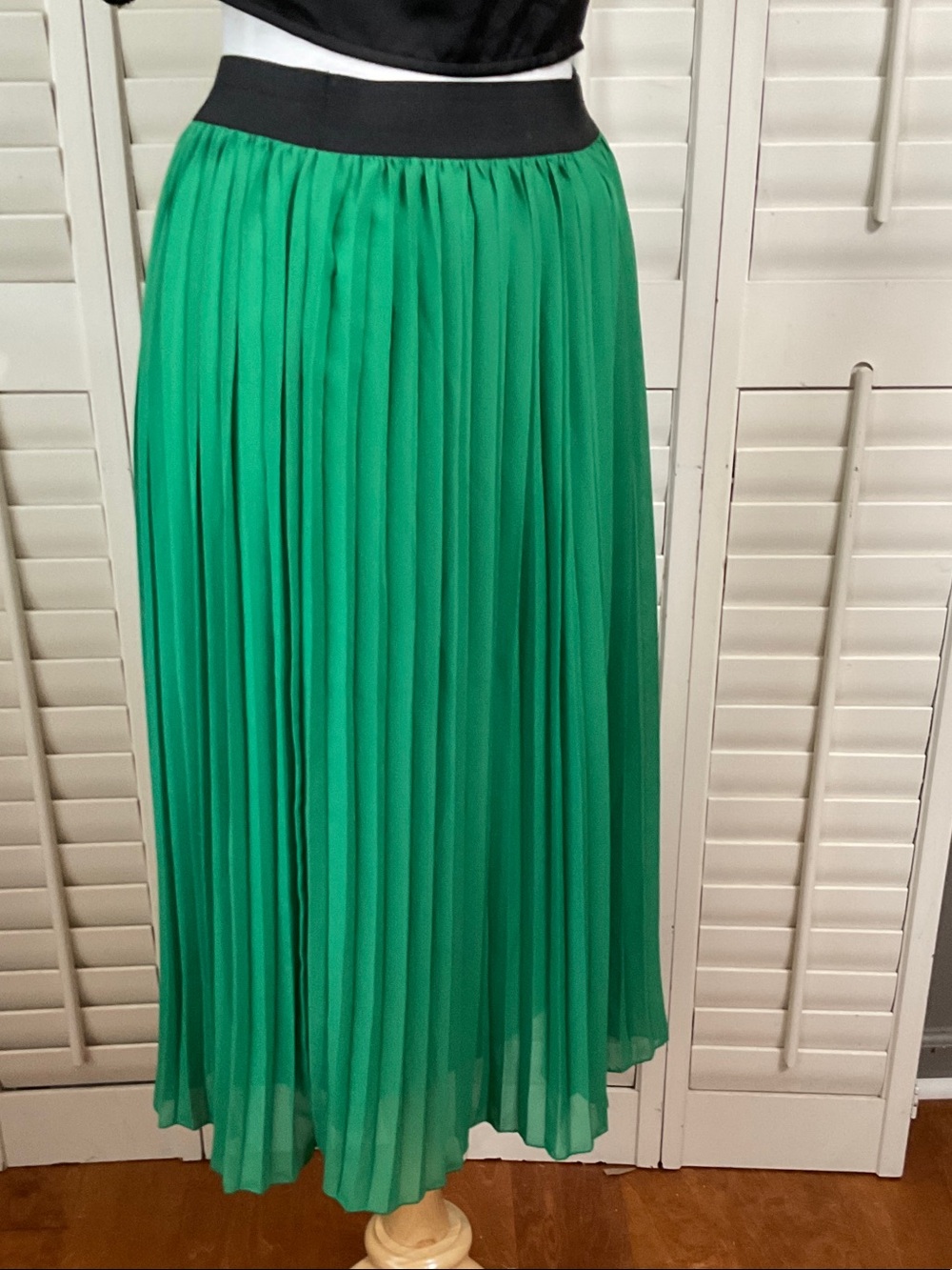 Rachel Zoe Emerald Green Pleated Midi Skirt with Black Waistband - Picture 2 of 4